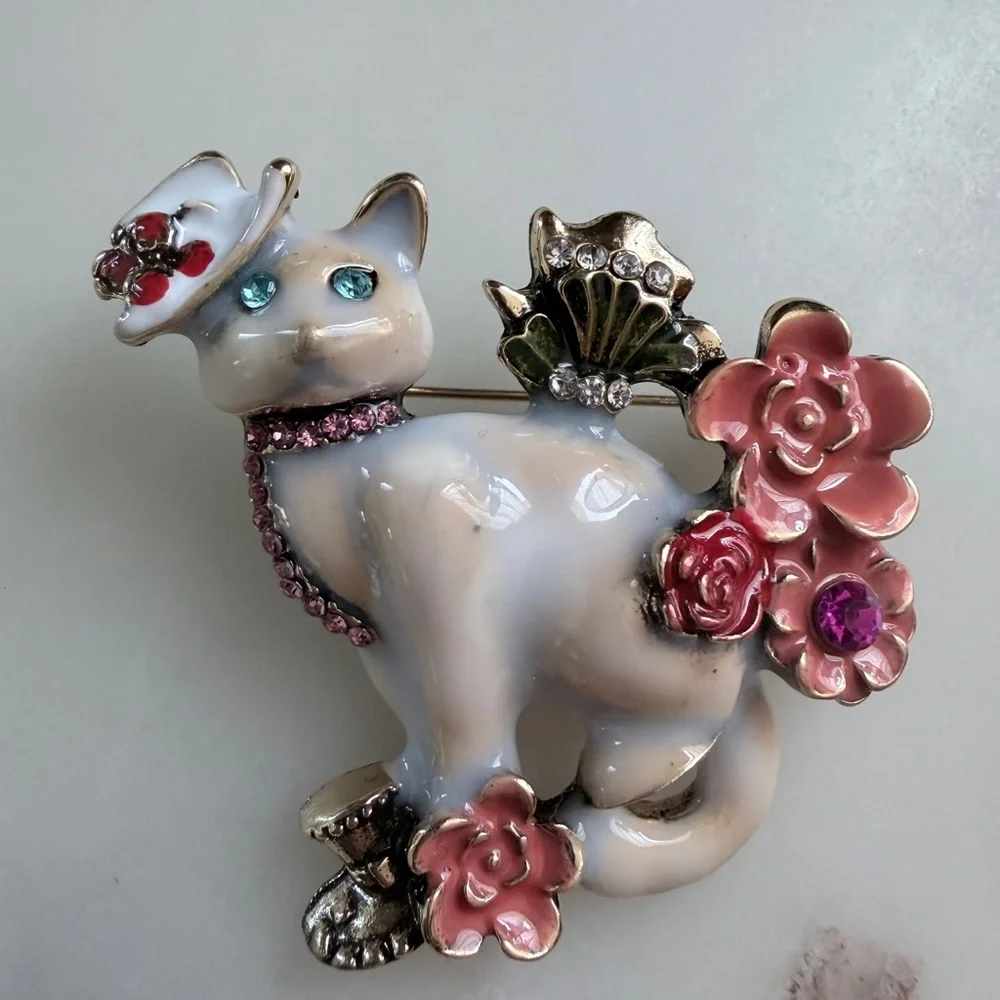 N/A white brooch rhinestone