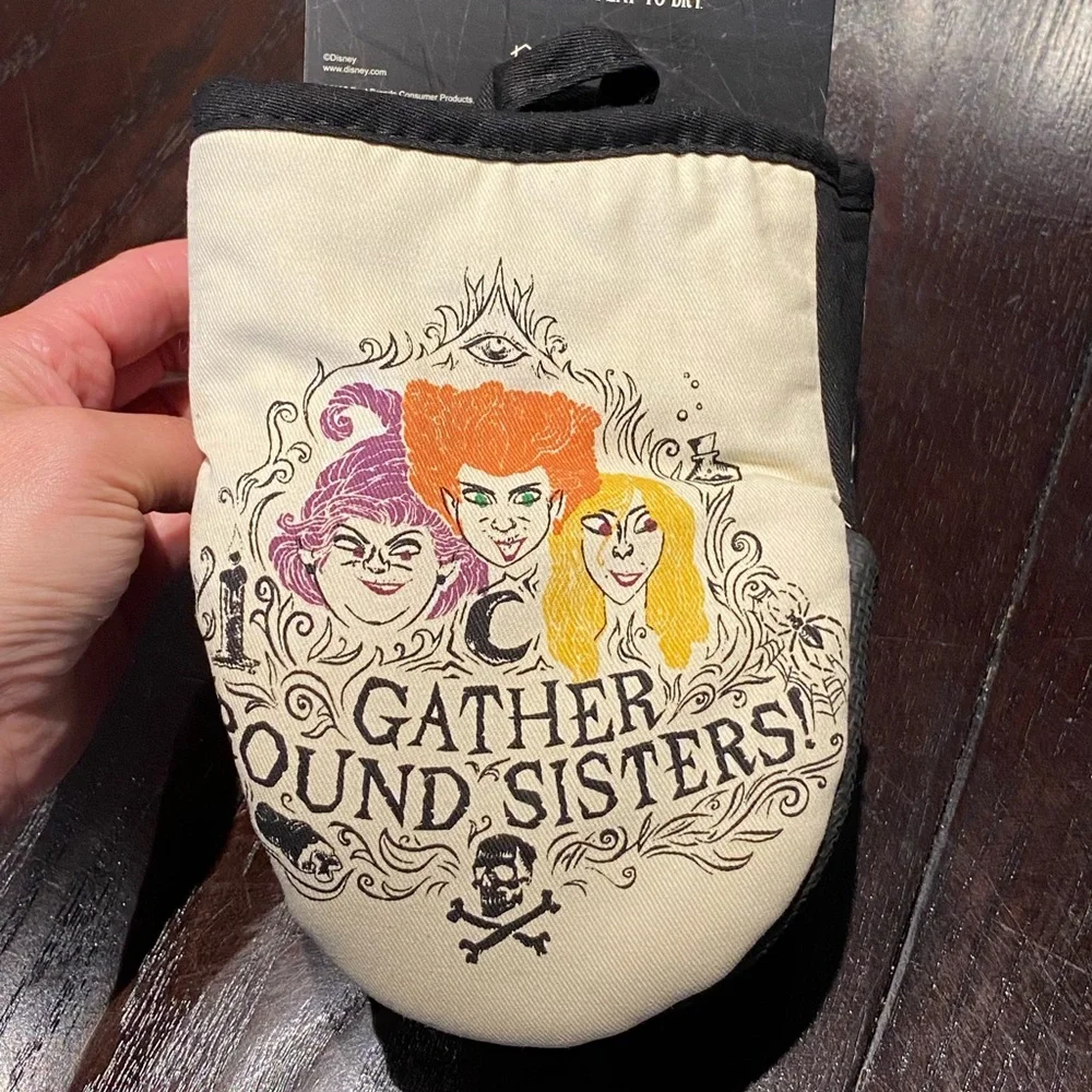 NWT Disney Hocus‎ Pocus Gather Round Sisters!    2 Pack Mitt Oven Set