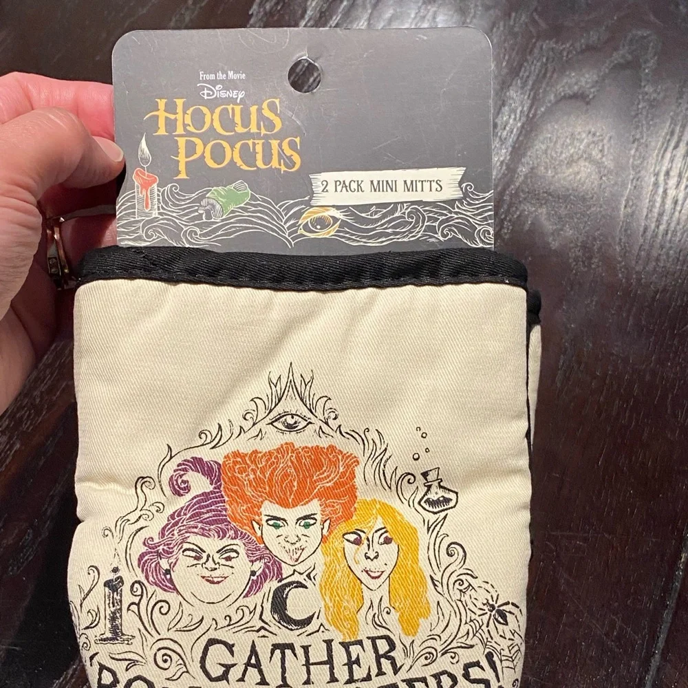 NWT Disney Hocus‎ Pocus Gather Round Sisters!    2 Pack Mitt Oven Set