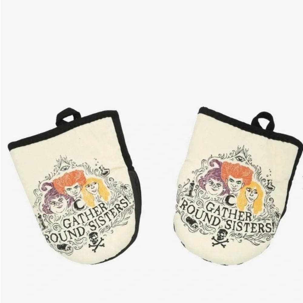 NWT Disney Hocus‎ Pocus Gather Round Sisters!    2 Pack Mitt Oven Set