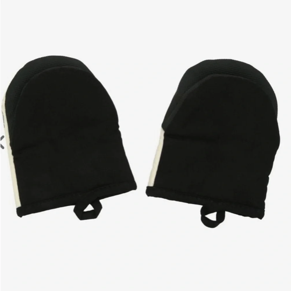 NWT Disney Hocus‎ Pocus Gather Round Sisters!    2 Pack Mitt Oven Set