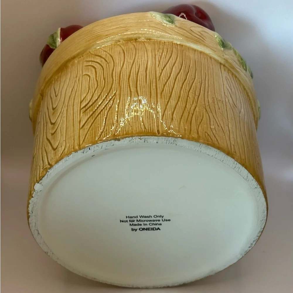 Oneida‎ Ceramic Apple Basket