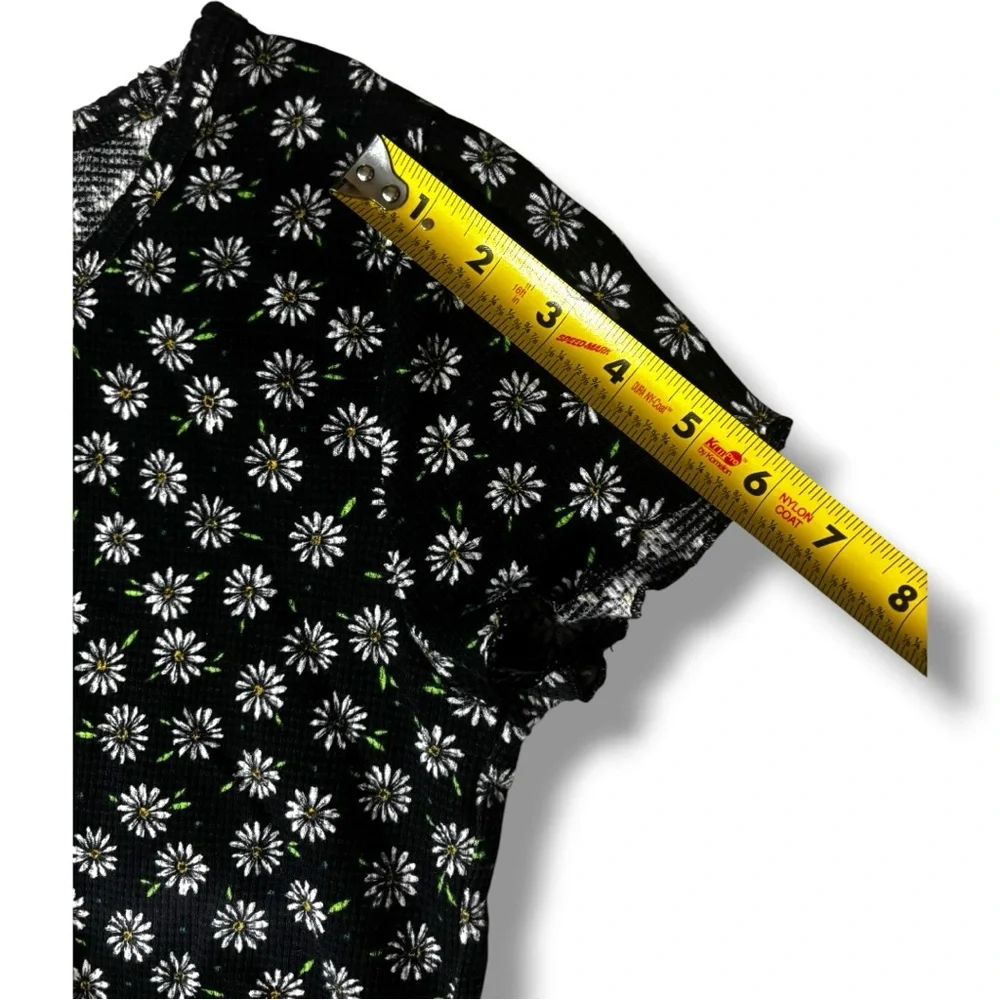 Old Navy neckline sleeve