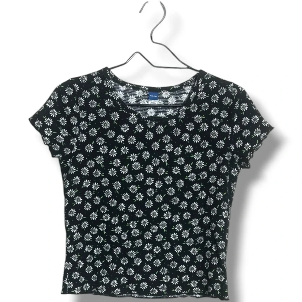 Old Navy neckline silhouette simple