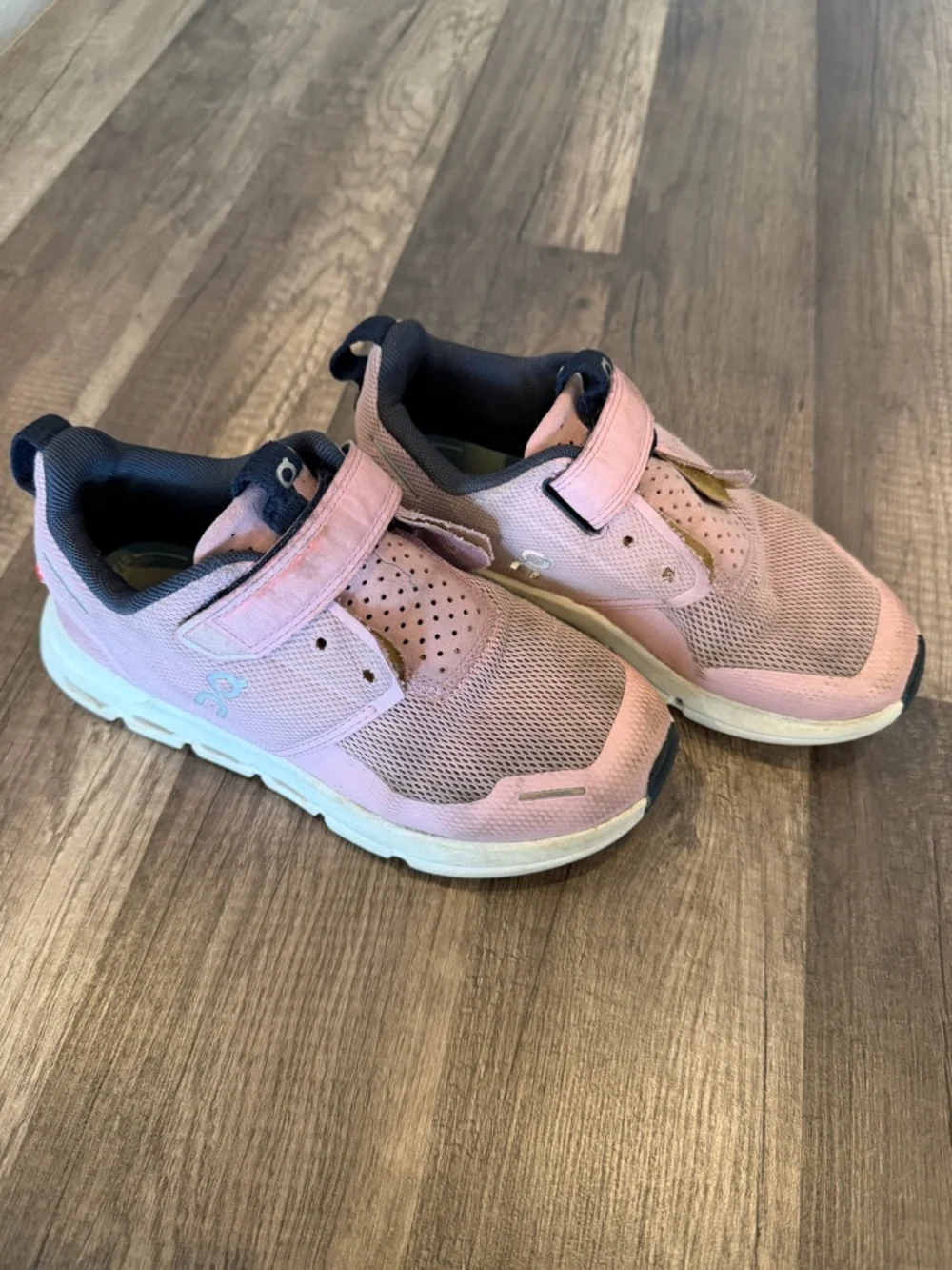 On Cloud Kids Girls Pink Athletic Sneakers Velcro size 13