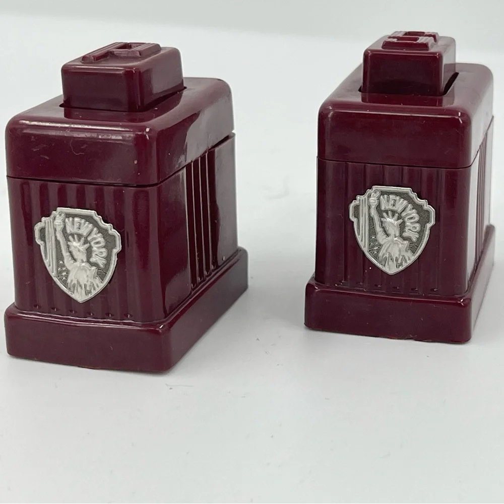 Carvanite NY Statue of Liberty Plastic Salt & Pepper‎ Shaker Set 1950's Vintage