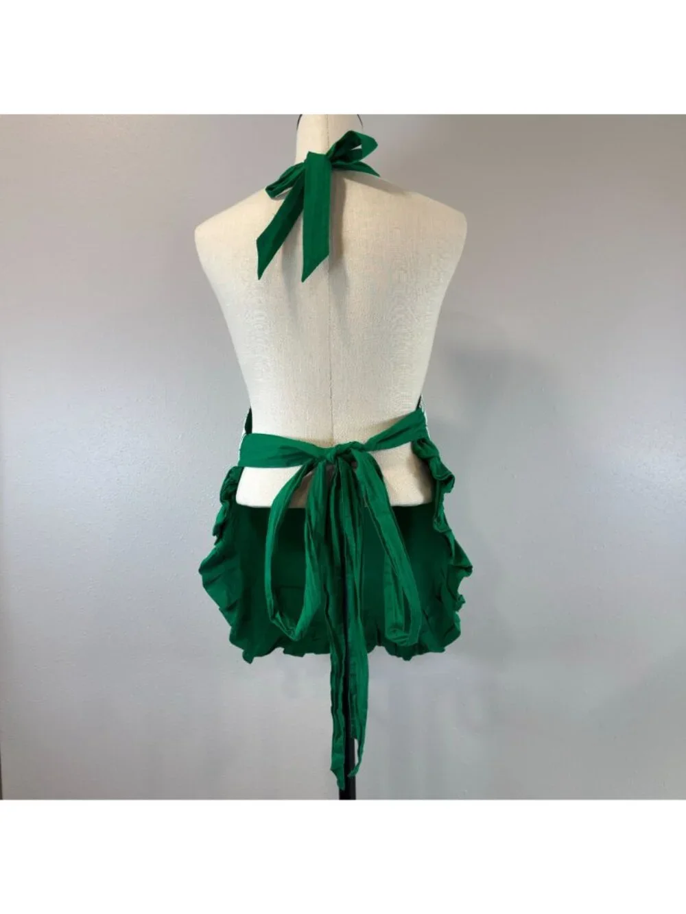 Flirty Aprons apron features