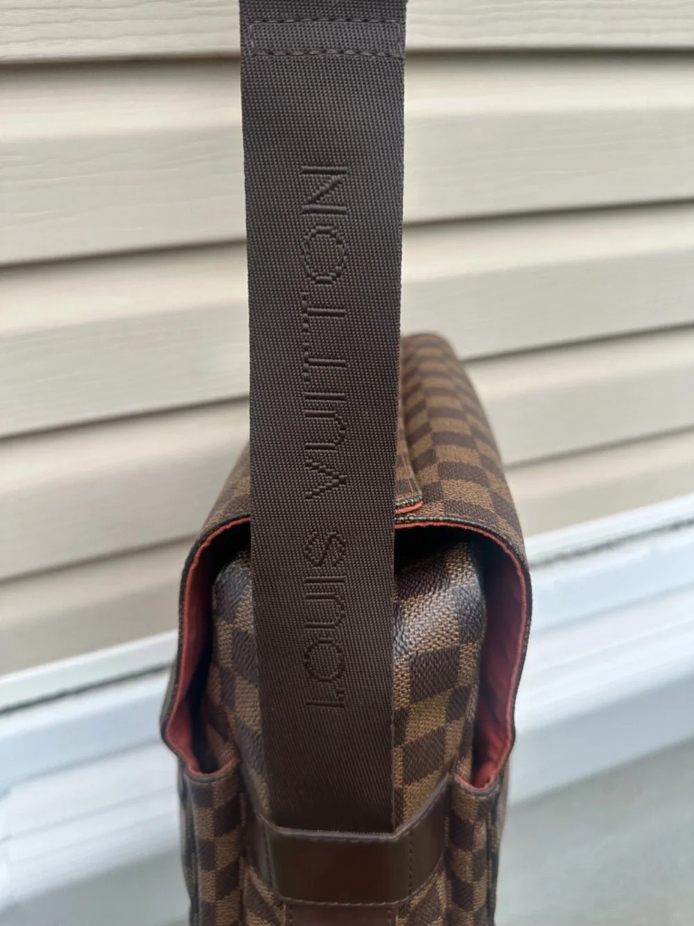 Louis Vuitton    •   material practical