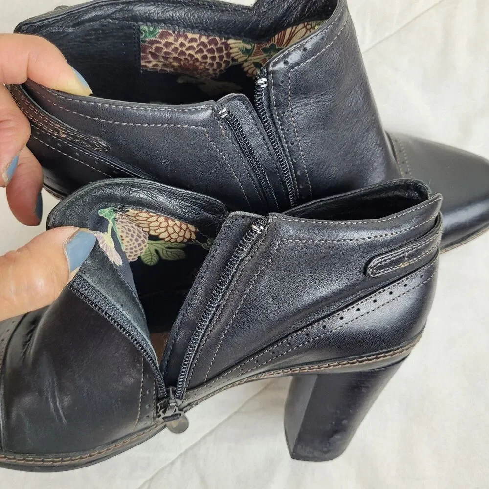 Clarks artisan black