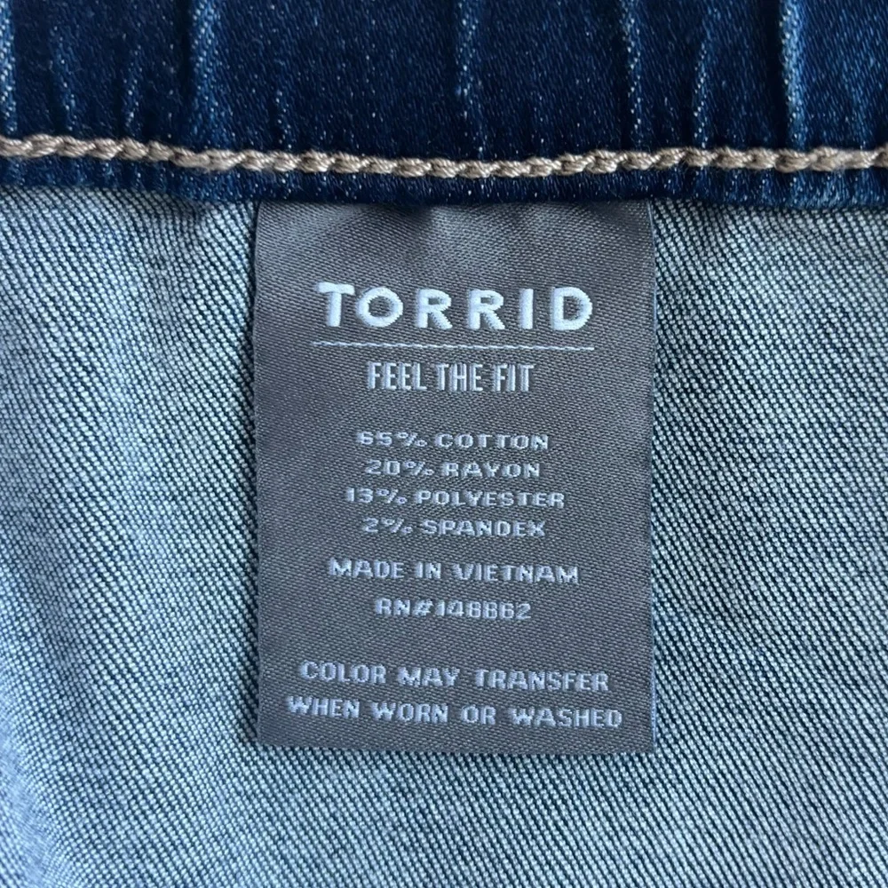 Torrid Mid-Rise Pull-On Jeans Shorts Raw Hem in Rum Coke Blue Wash Size 3X