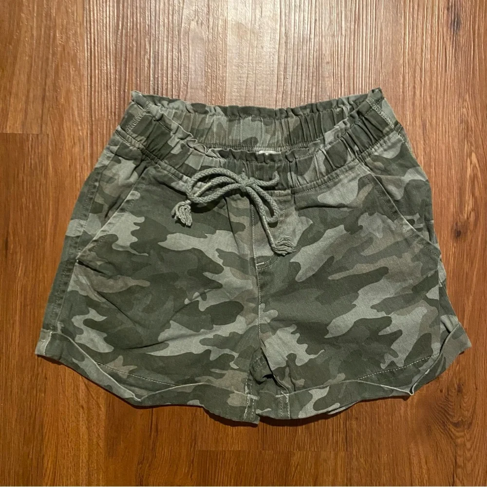 Justice Shorts Camo pull on size 8 rolled hem elastic‎ waist drawstring