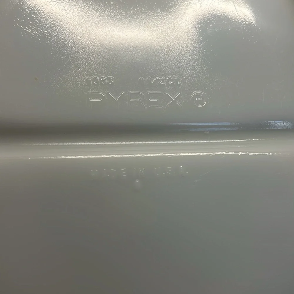 Pyrex 1-1/2 qt divided serving bowl in like new condition. 13x9. Solid white
