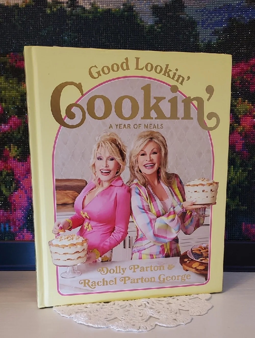 Good Lookin' Cookin' A Year Of Meals Cookbook by Dolly Parton