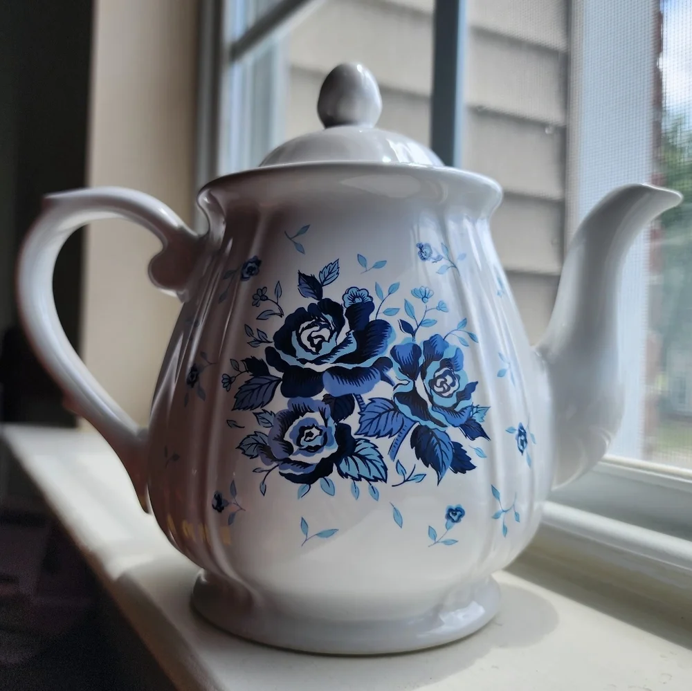 Ceramic kettle white‎ with blue roses