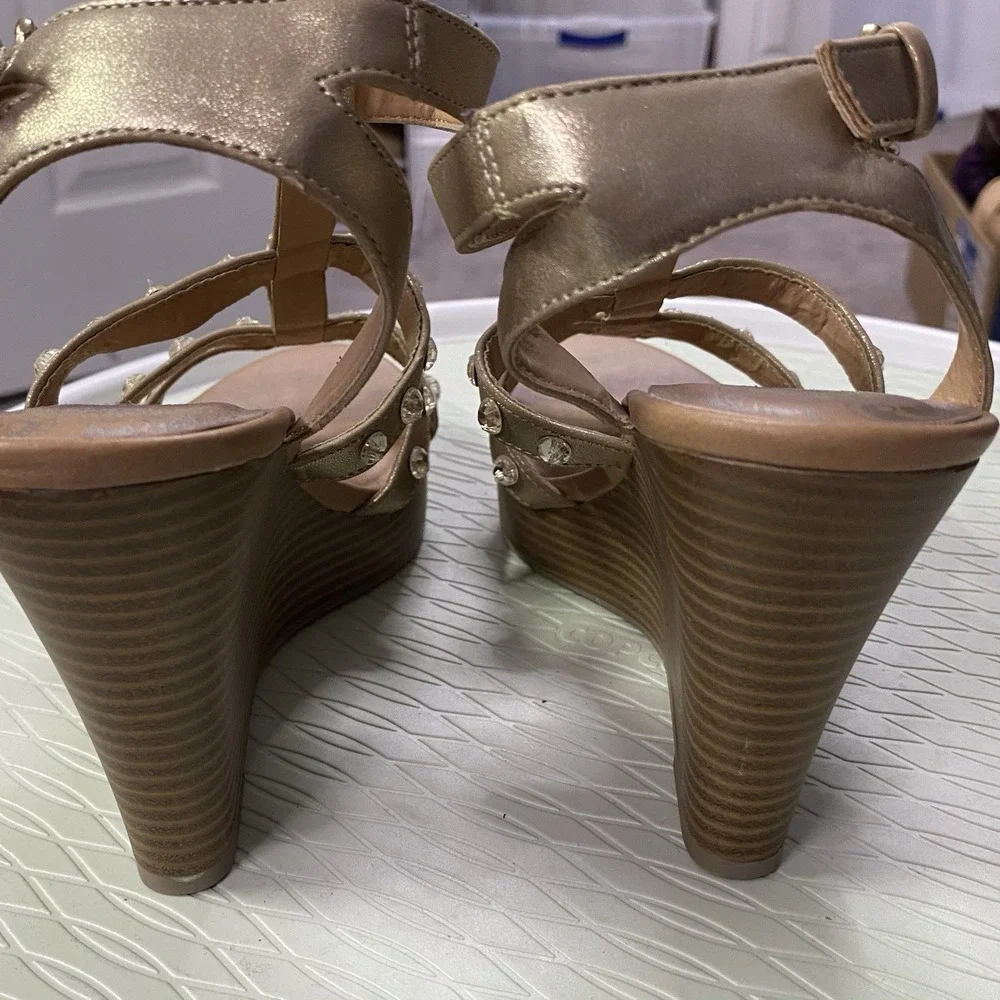 Brash strappy wedge