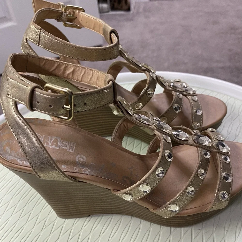 Brash strappy wedge
