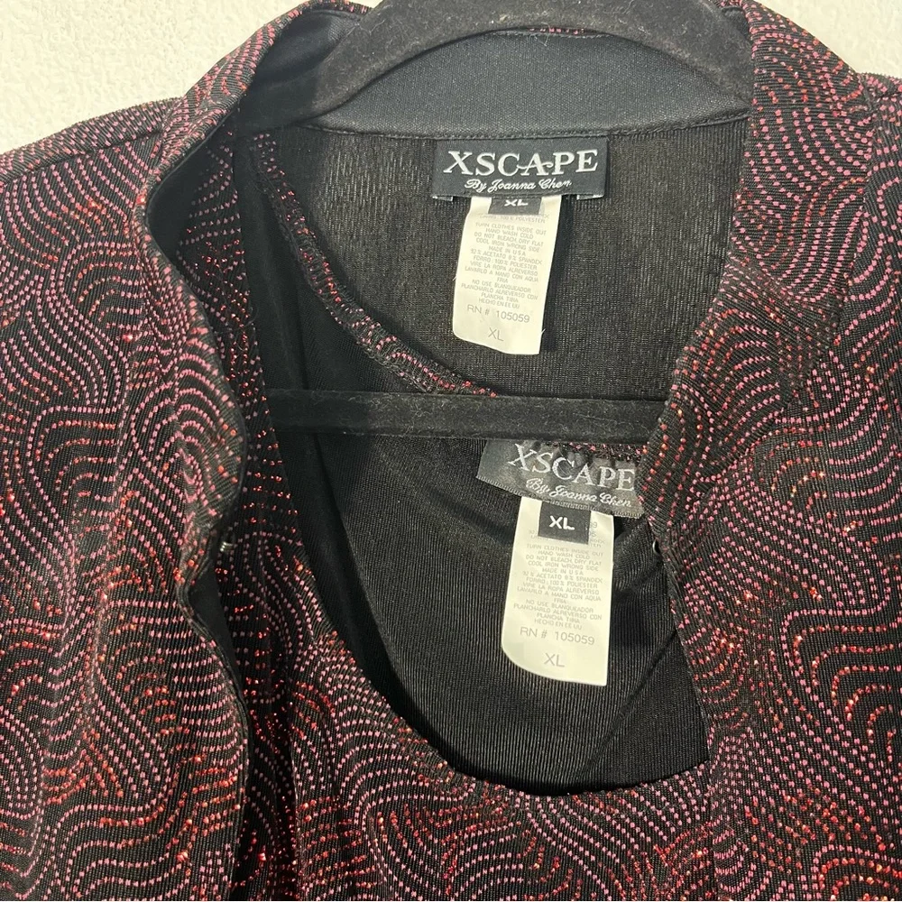 Xscape black closure red