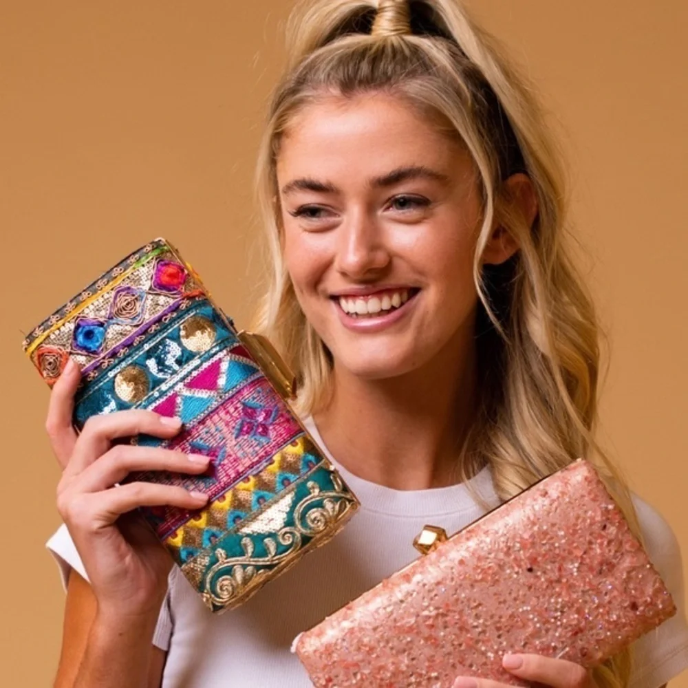 HP 12/14 BellaKiara Beautiful clutch for all seasons