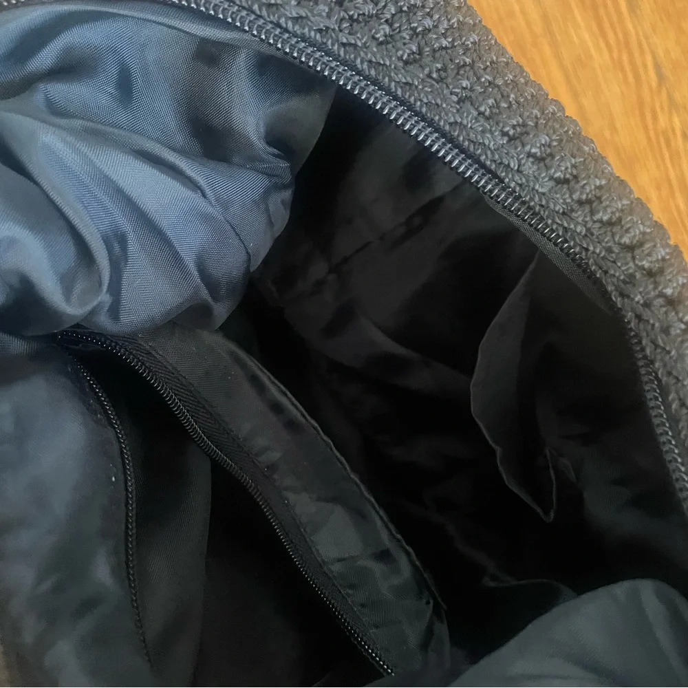 N/A black crochet
