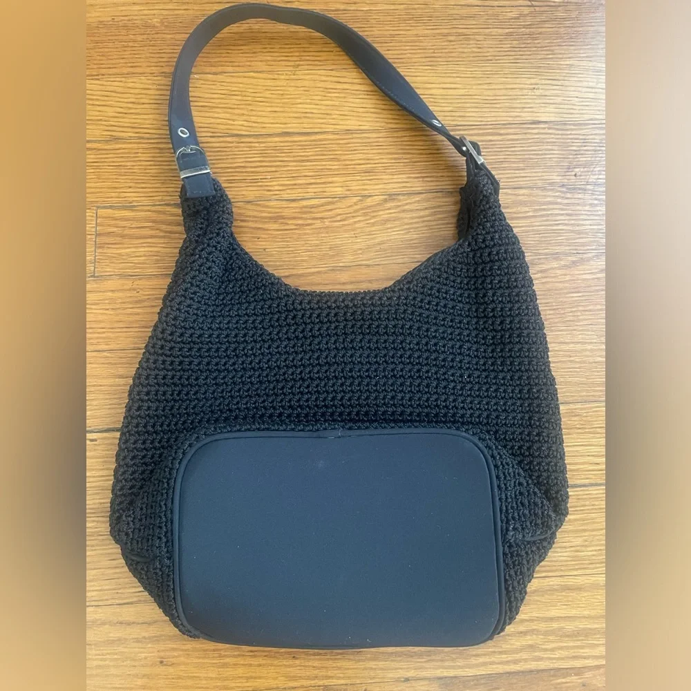 N/A black crochet