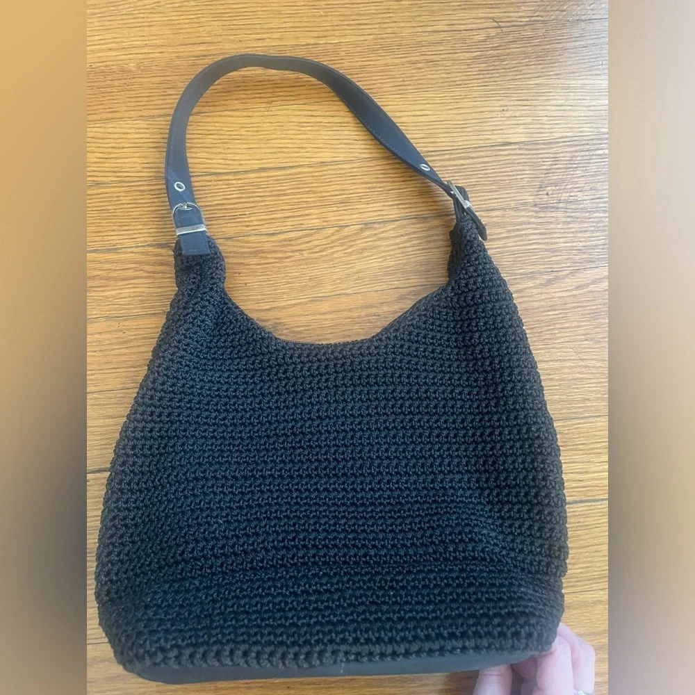 N/A black crochet