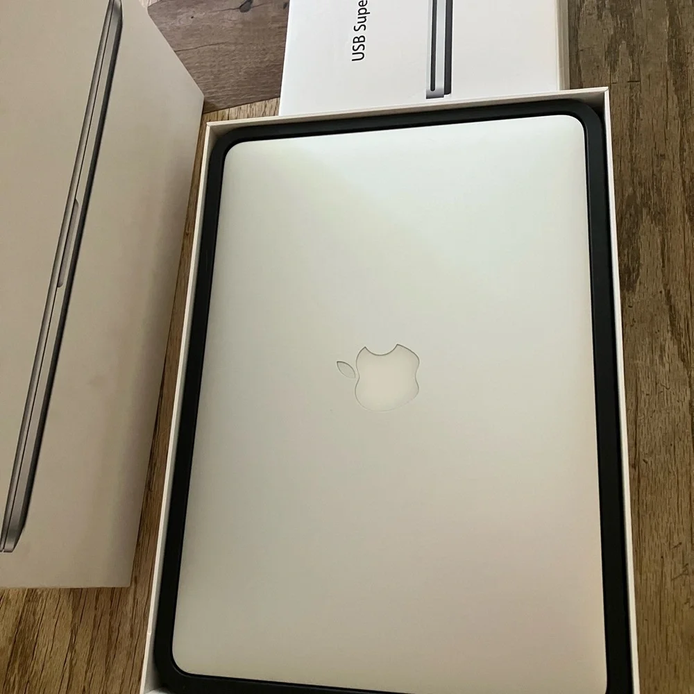 Apple compact macbook