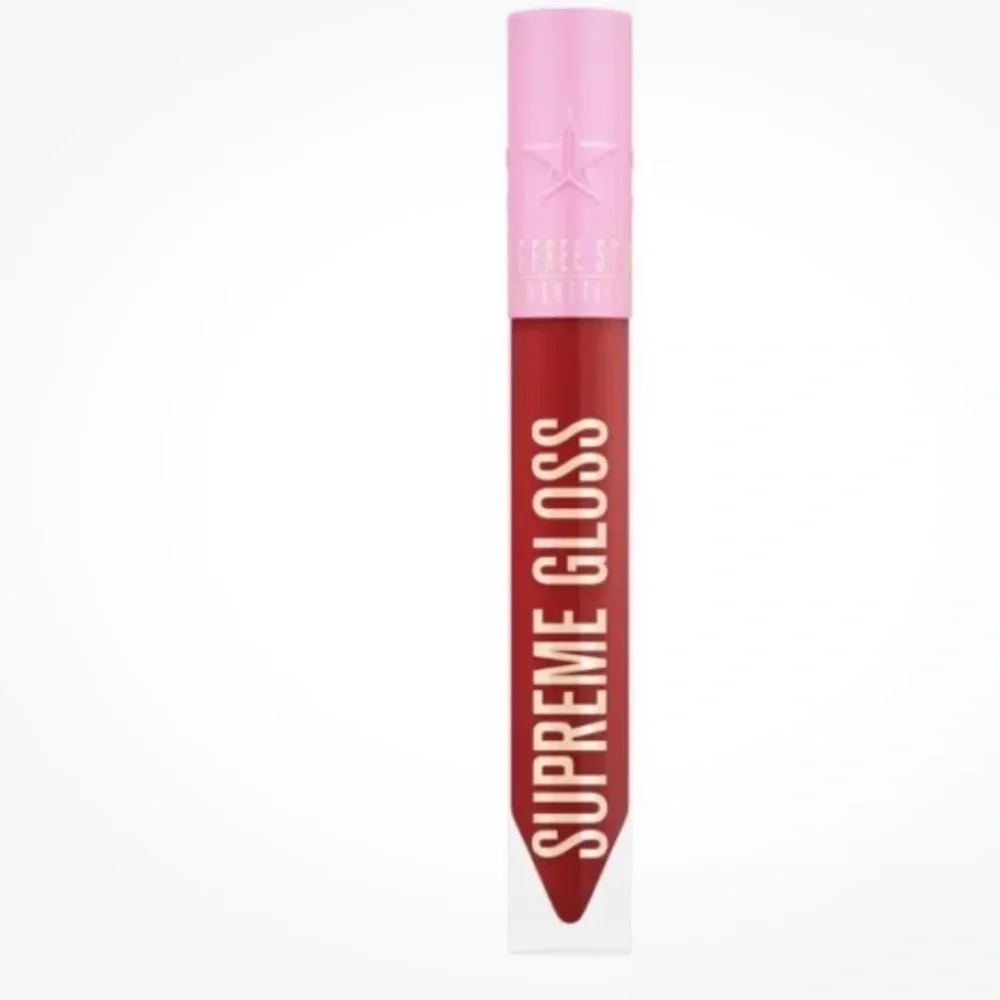 Jeffree Star swipe lips being