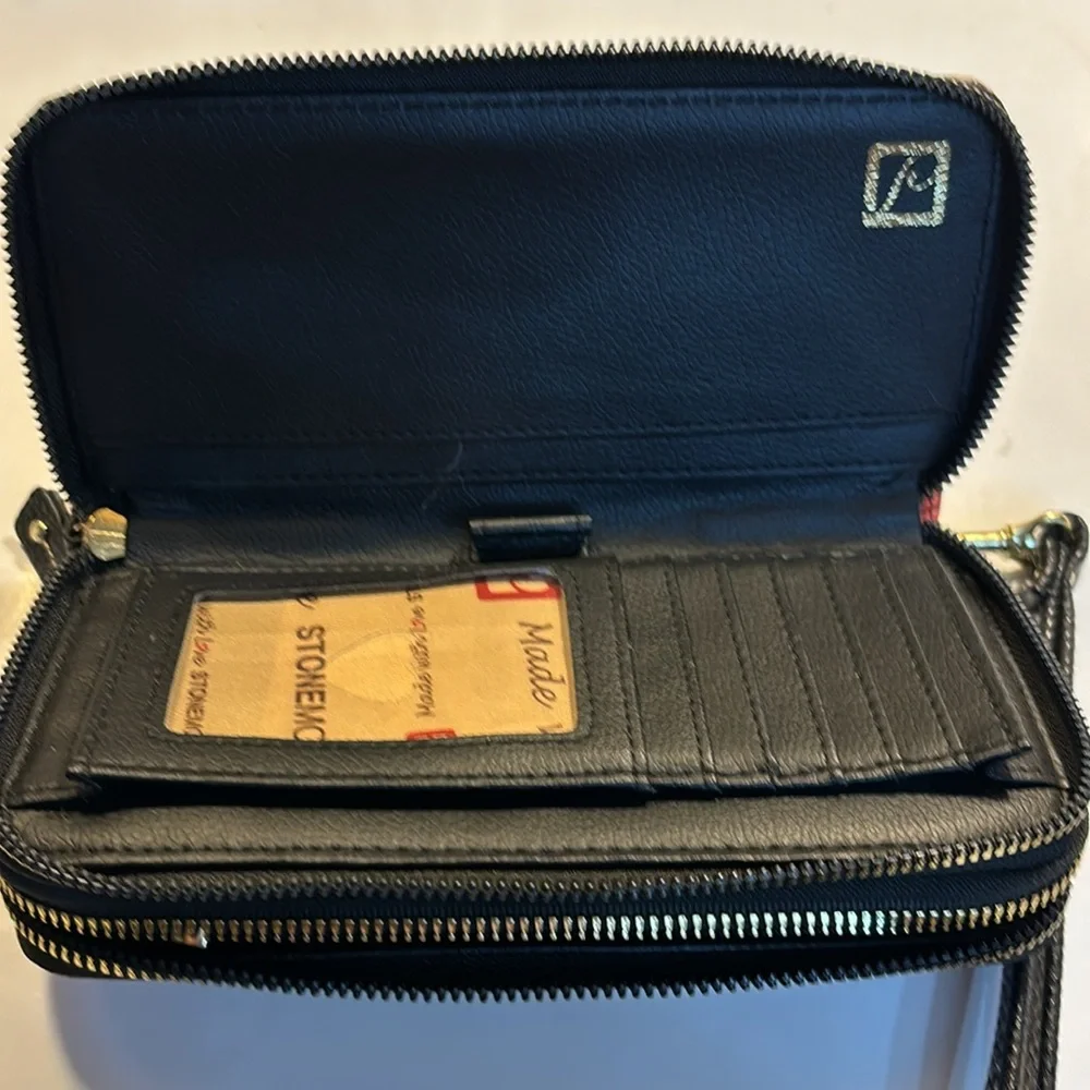 Stone Mountain floral clutch/wallet zippered pocket on back 2 on top 1 inside