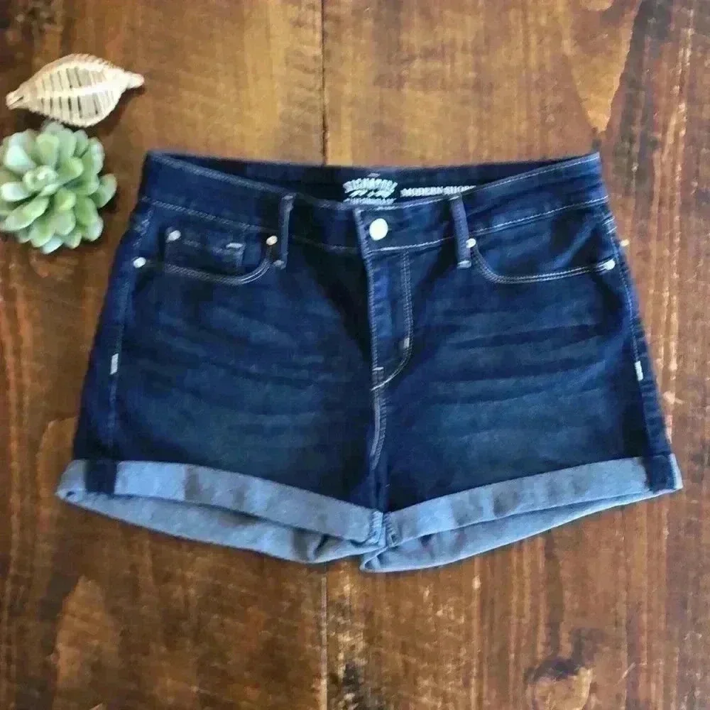 LEVI’S | Dark Wash Modern Fit Jean Shorts