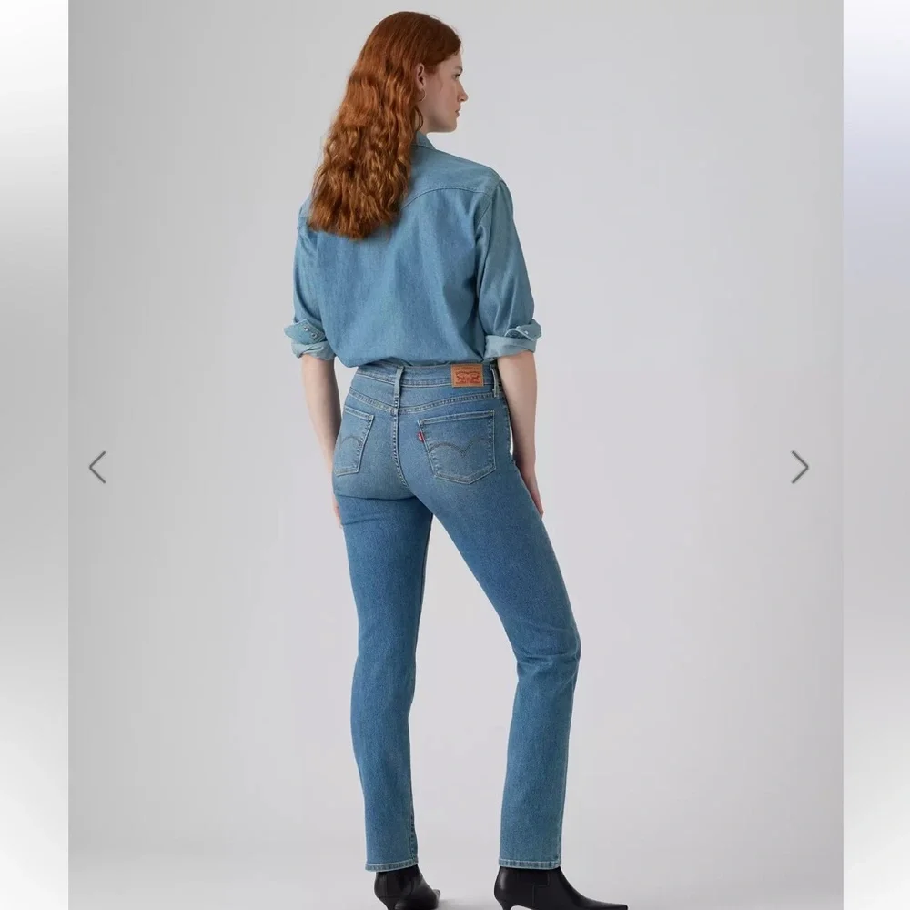 Levi's 314 Light Blue Shaping Straight Women’s Jeans Mid-Rise Size 33x30