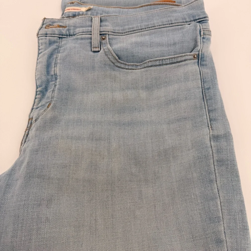 Levi's 314 Light Blue Shaping Straight Women’s Jeans Mid-Rise Size 33x30