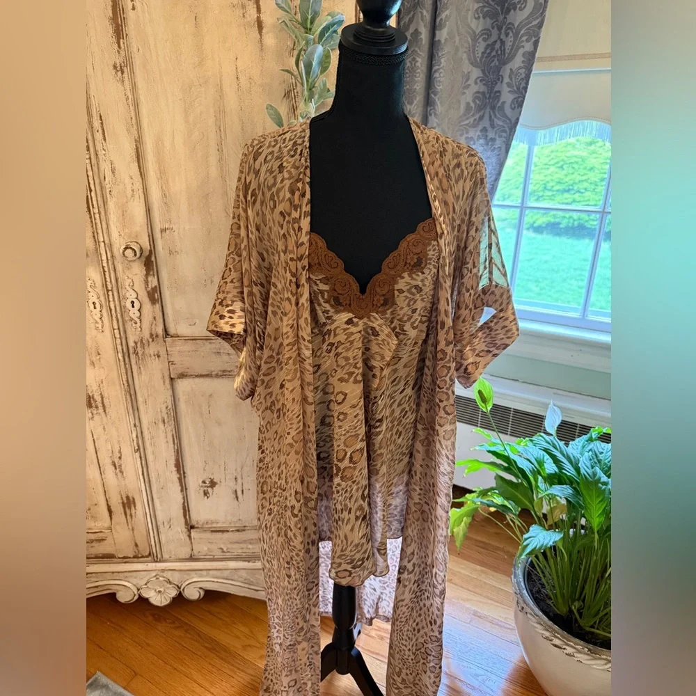 Delicates Cami and robe set. Semi Sheer. Leopard print. XL. Intimate, sexy,