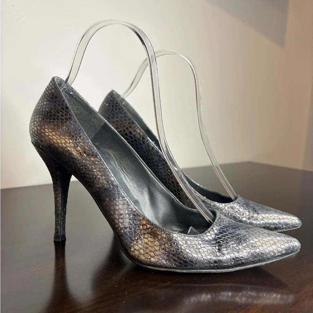 Stuart Weitzman Grey metallic Snake Embossed Leather Pointed Toe Pumps |