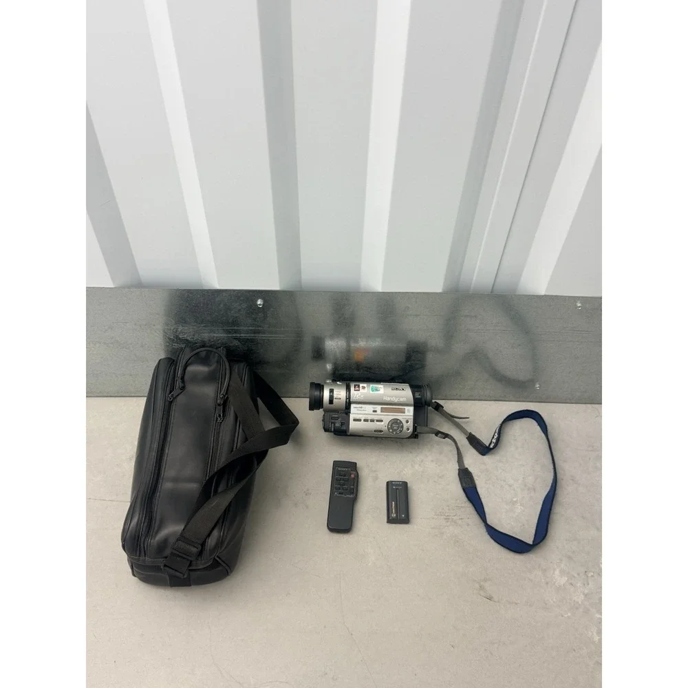 Sony Handycam CCD-TR917 Hi8 XR NightShot Camcorder Bundle Wide Lens Bag Remote