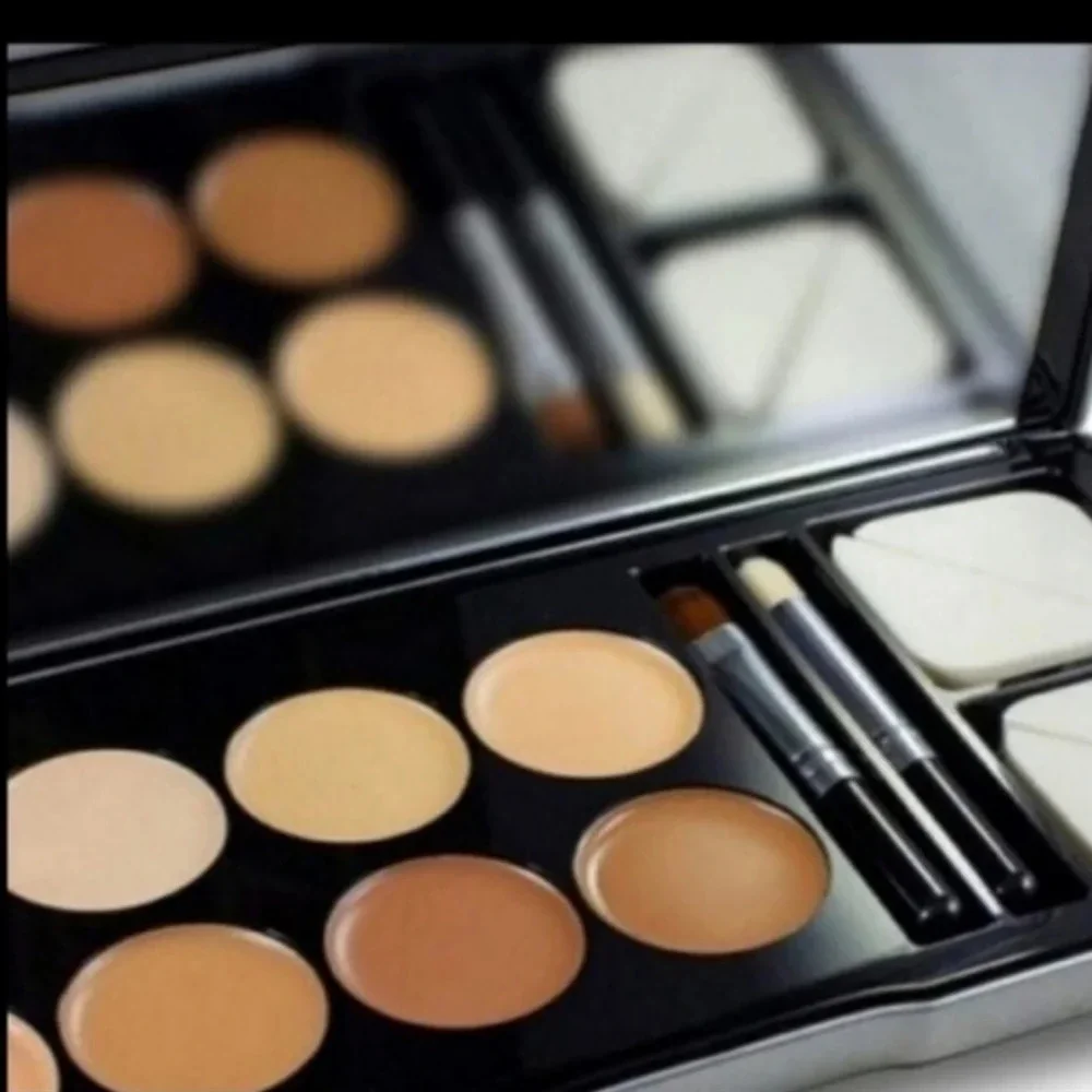 B Me Makeup Essentials conceal me sealed