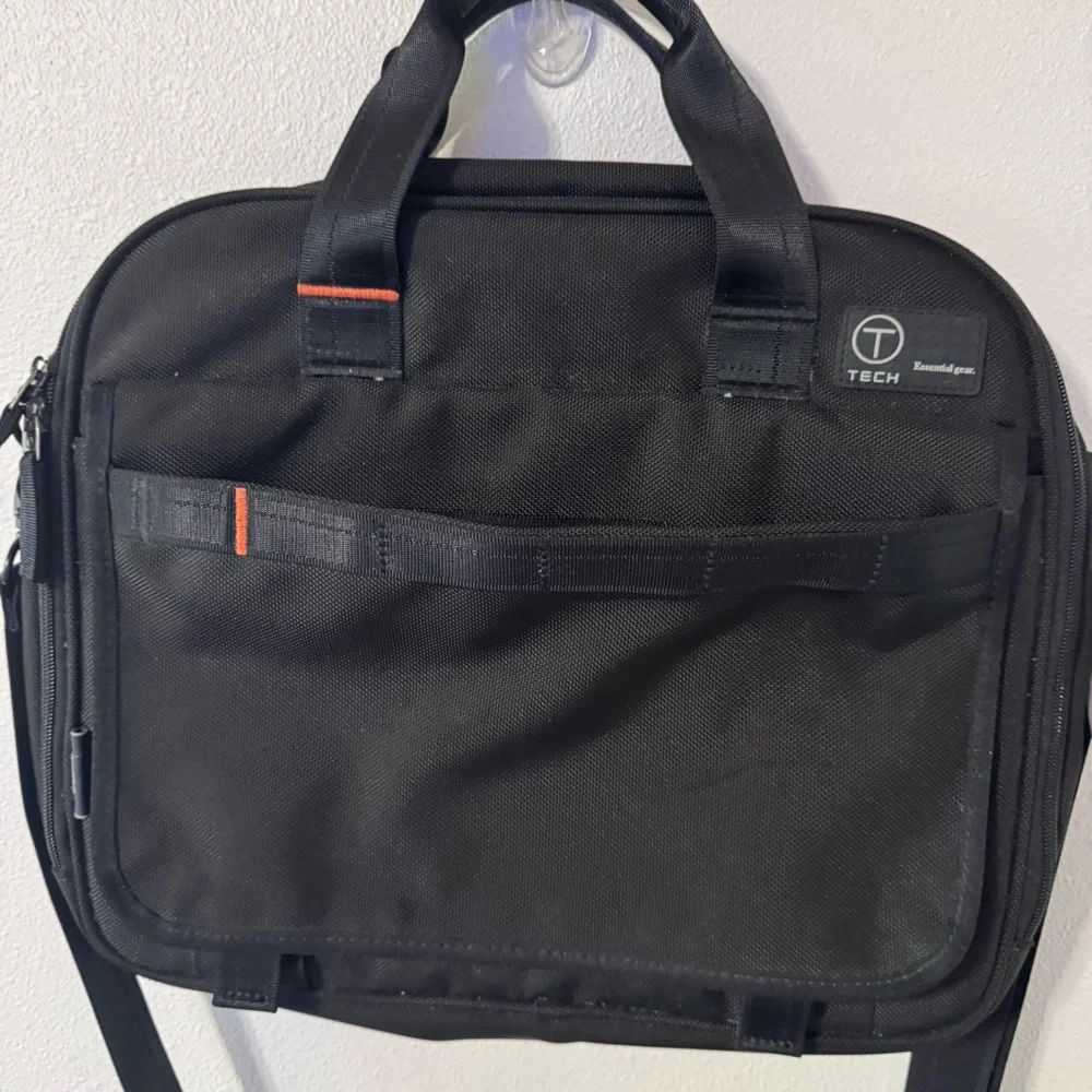 Tumi messenger rips trolley