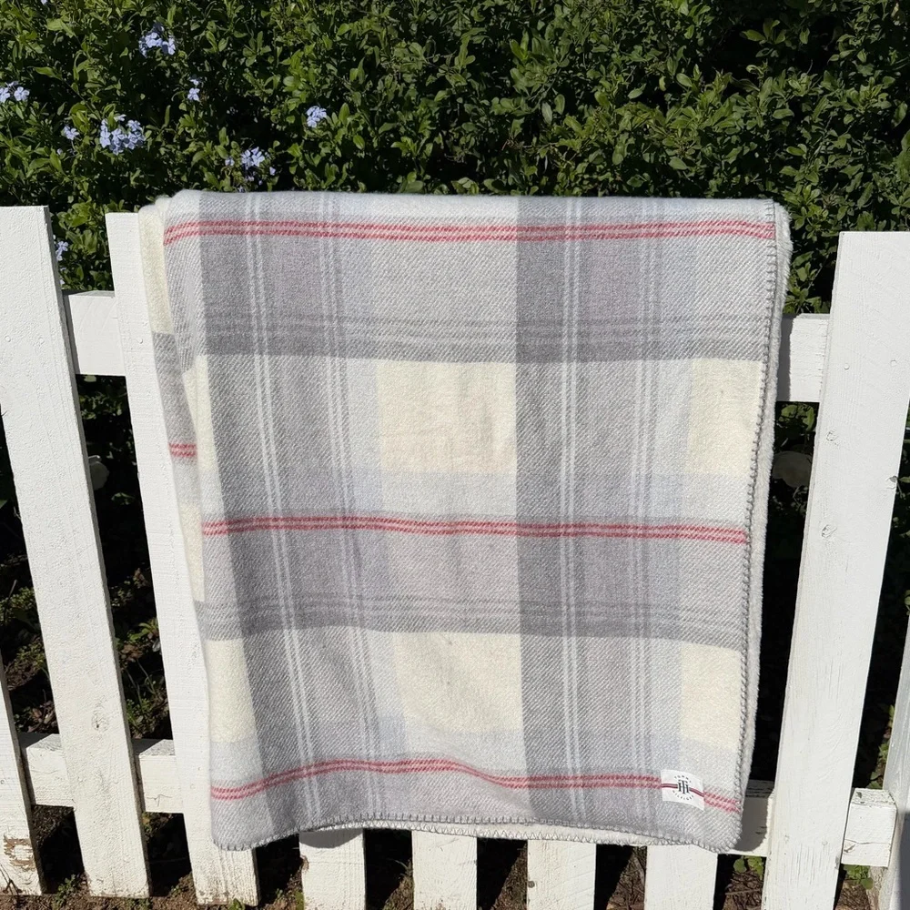 Tommy Hilfiger Faux Cashmere Plush Throw Blanket Plaid Gray Cream Red 50x70 GUC