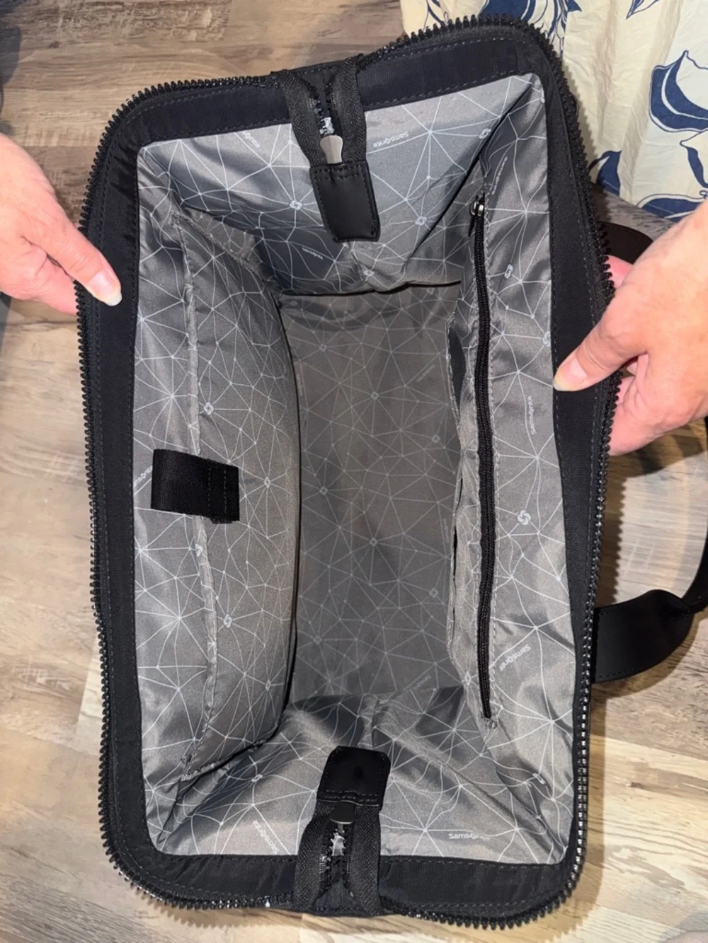 Samsonite sturdy sleek