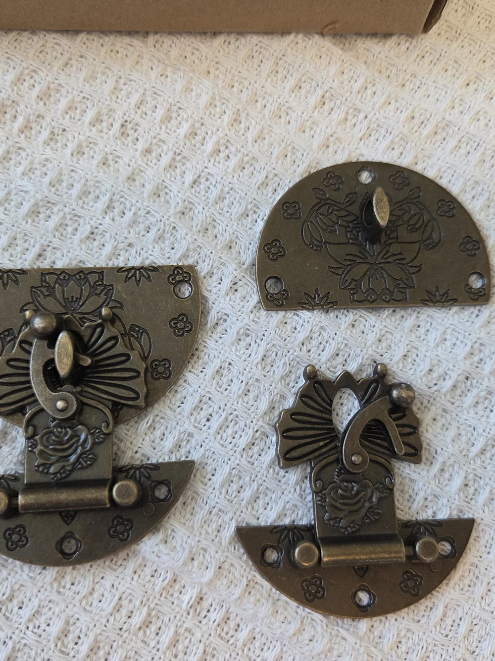 no brand stylish latches