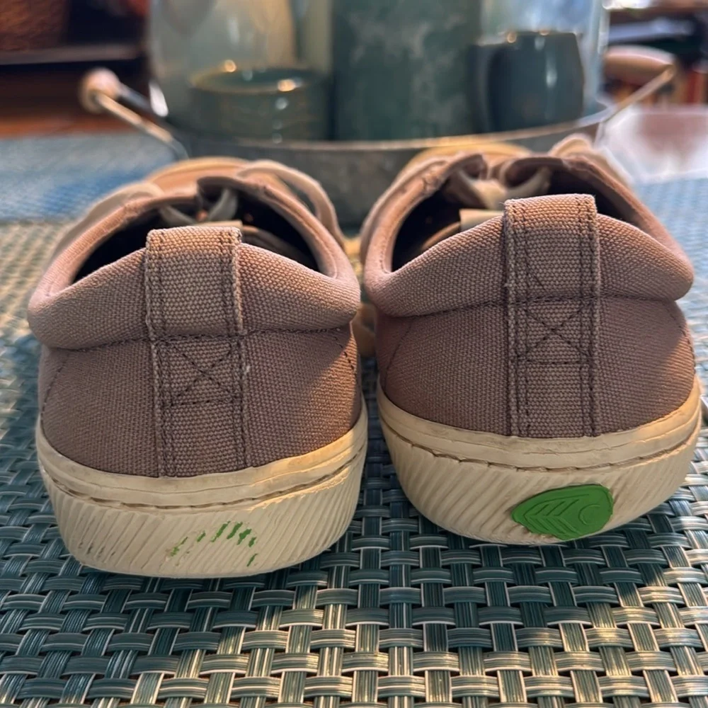 Cariuma good used