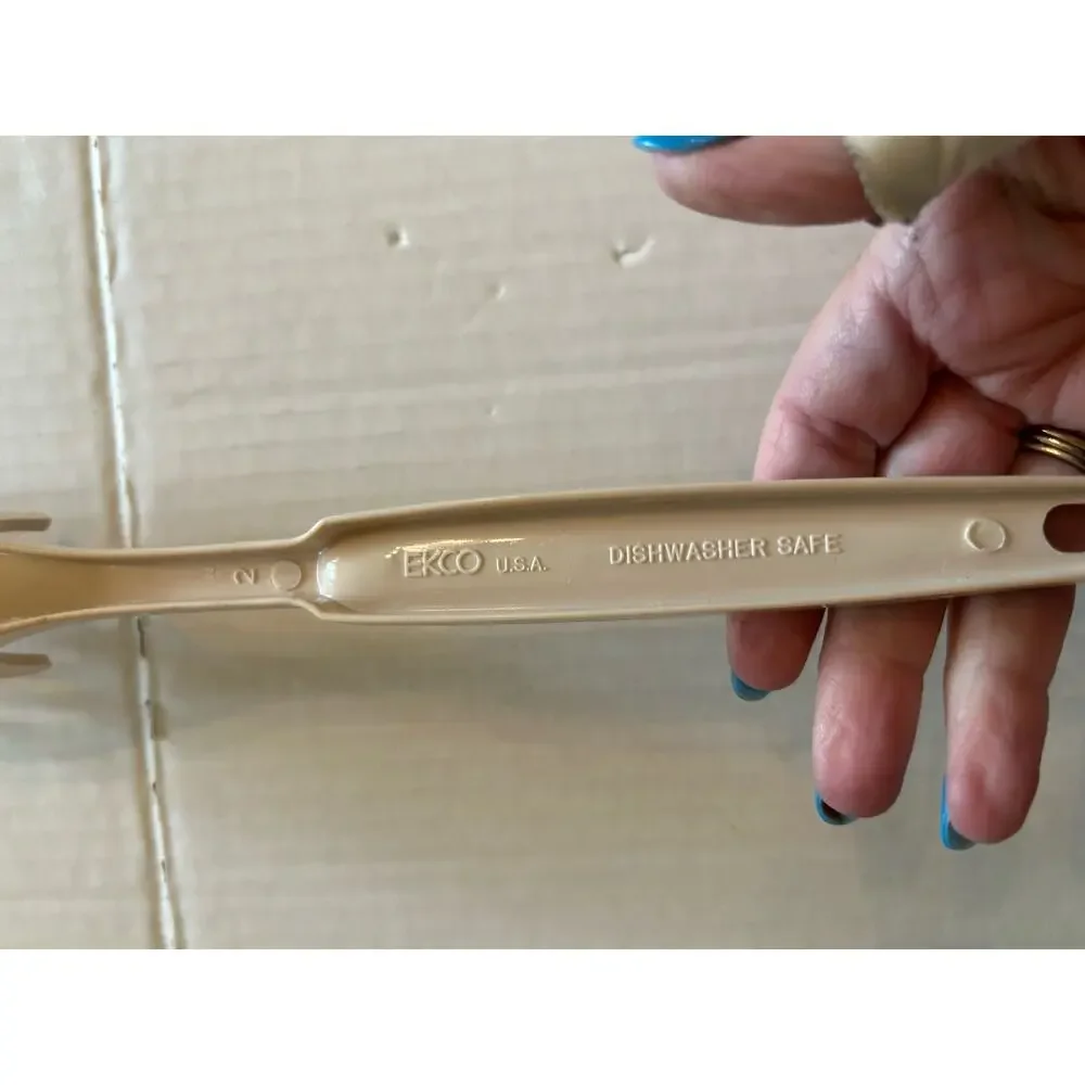 Ekco Vintage Almond 11