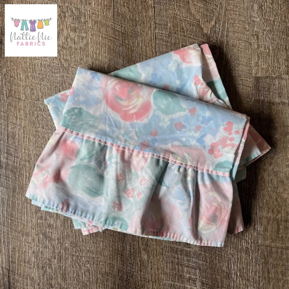 Vintage Pair of ruffled pillowcases, 1980's‎ floral