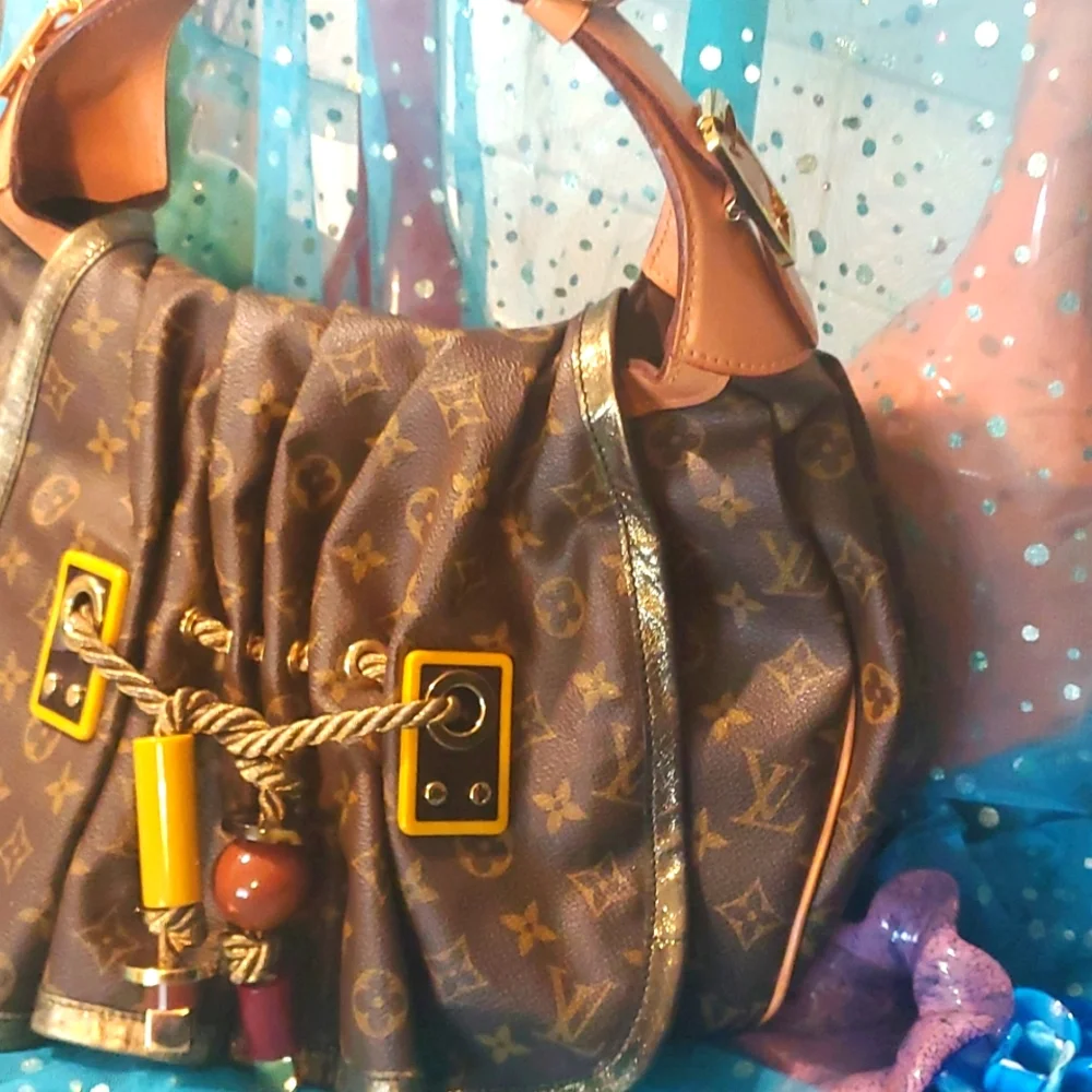 Louis Vuitton trim through vi1079