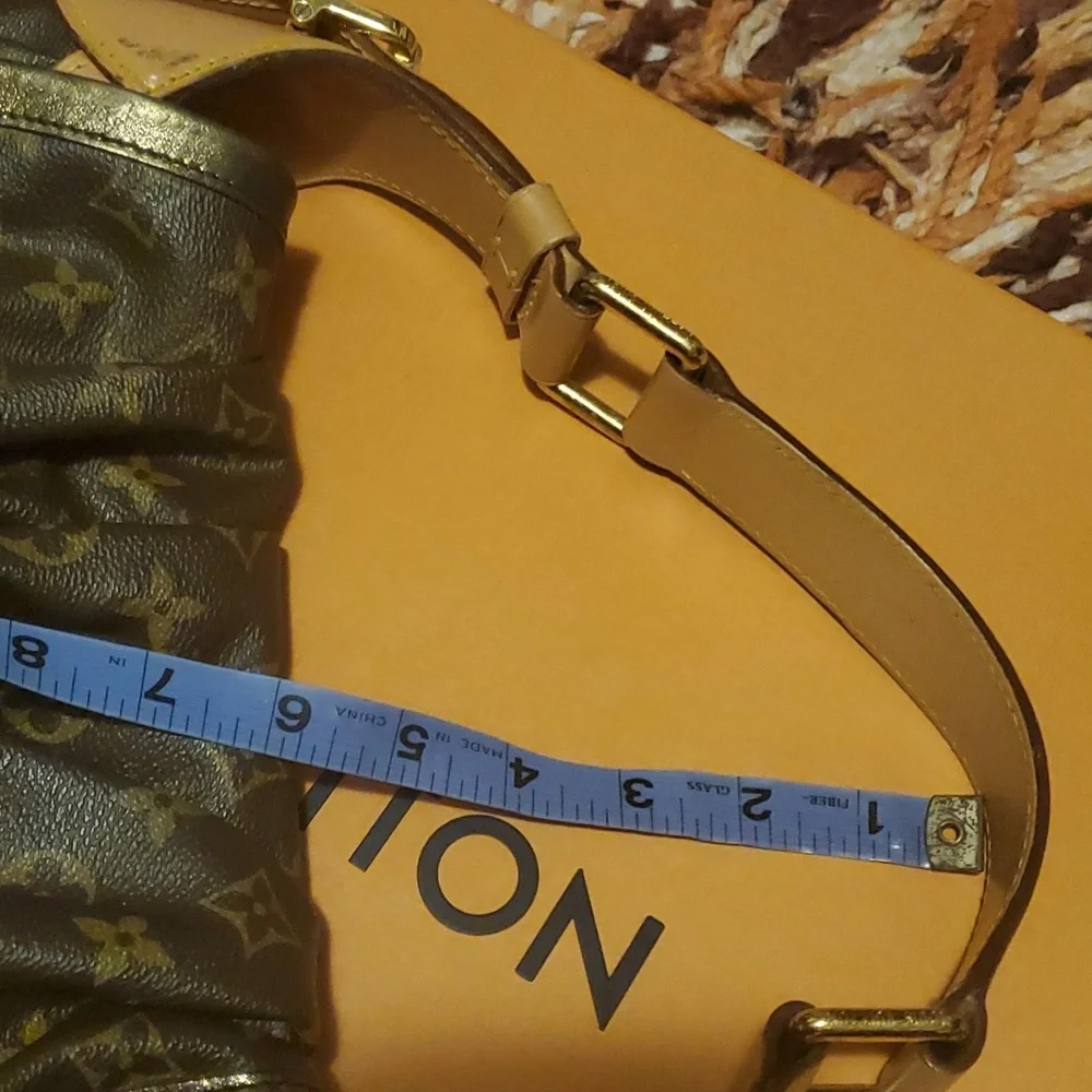 Louis Vuitton excellent vi1079