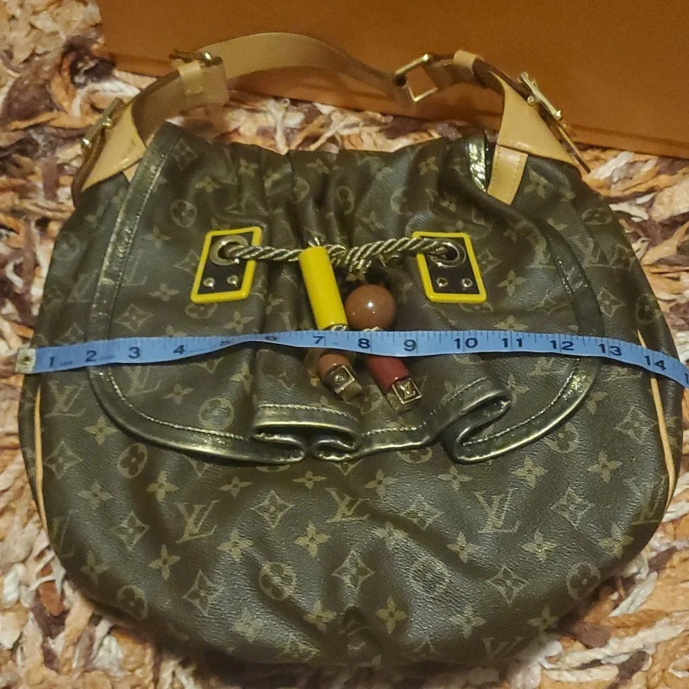 Louis Vuitton closure dust resin