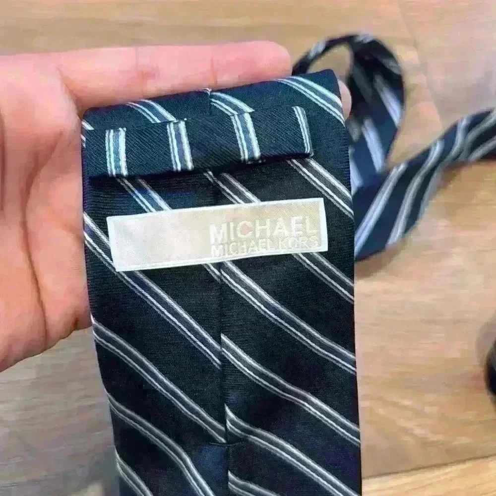 Michael Kors Men’s Necktie 100% Silk Navy Blue White Silver Striped Silk Tie
