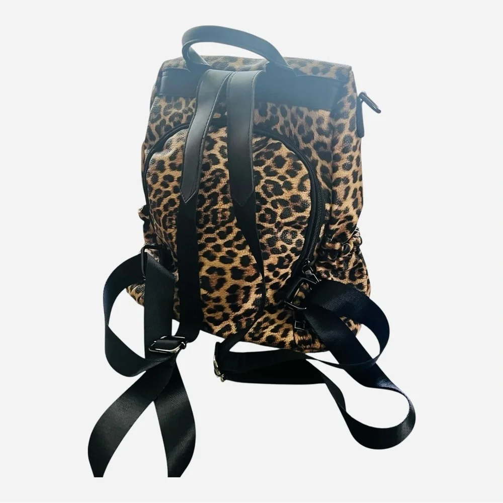 The Unbranded Brand pockets zipper leopard