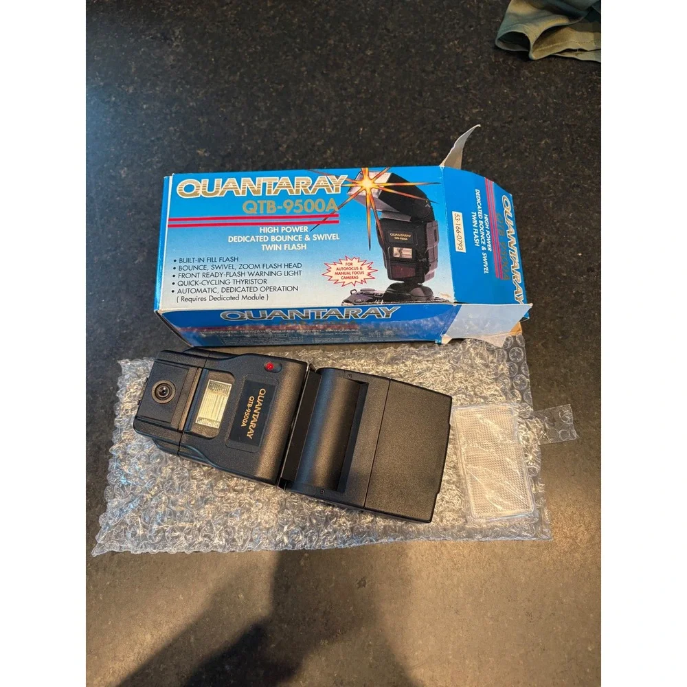 Canon camera includes zoom