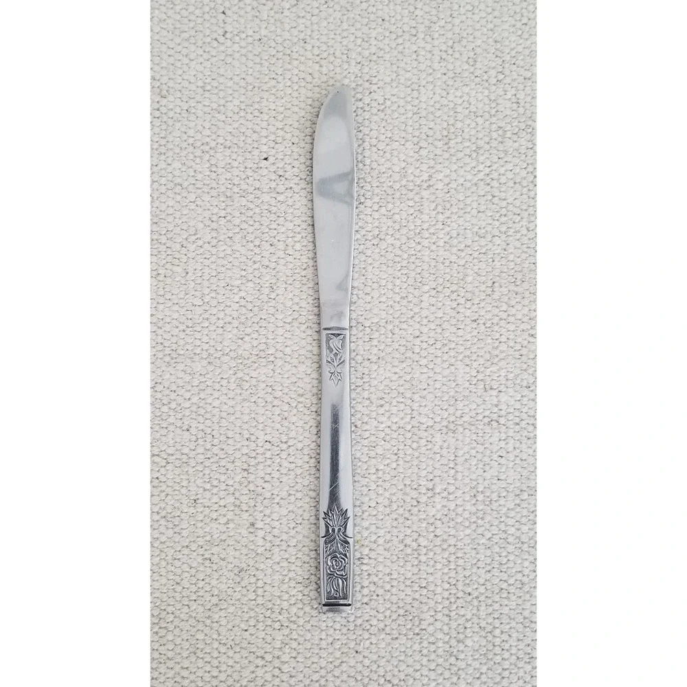 1 (one) Imperial Dinner Knife‎ YOUNG ROSE by IMPERIAL INTL 8 3/8