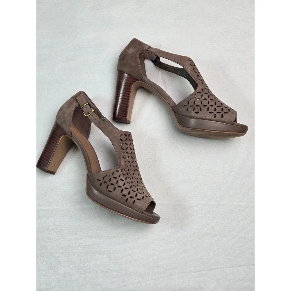 Clarks Artisan Taupe Suede Laser Cut Platform Block Heel Sandals Peep Toe 8 M